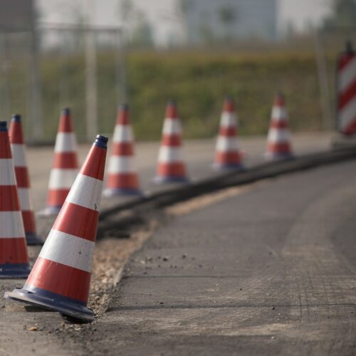 Nie tylko na budowie – Jak za pomocą pachołków zorganizować parking, event i strefę bezpieczeństwa?