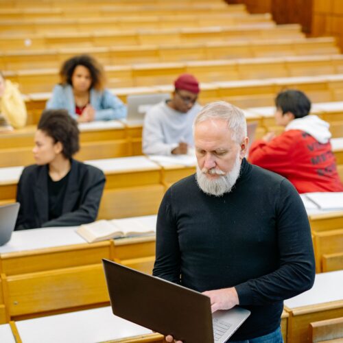 Studia podyplomowe czy MBA – Które wybrać po licencjacie i jak wpływają na karierę?