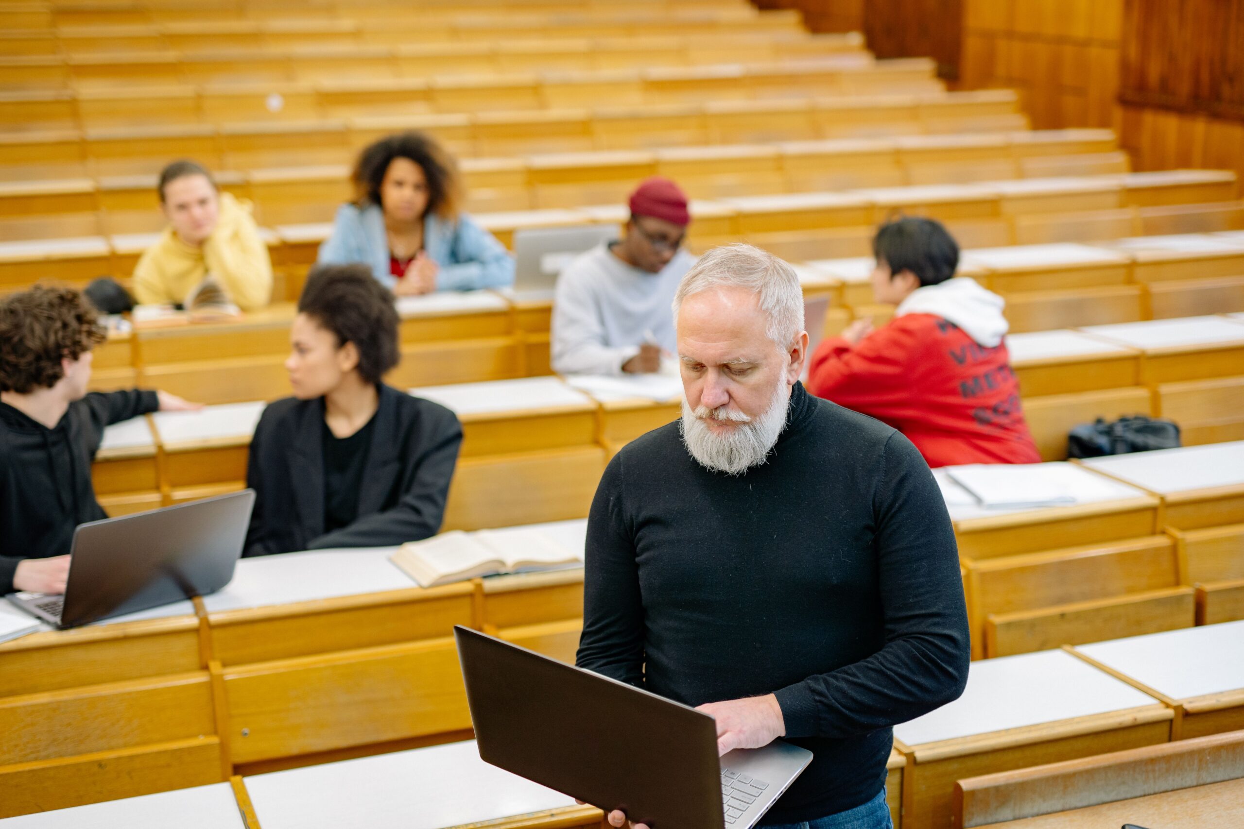 Studia podyplomowe czy MBA – Które wybrać po licencjacie i jak wpływają na karierę?